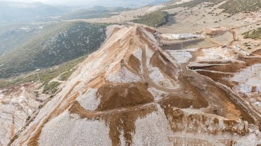 Burdur, Türkiye 'de mermer ocakların hava manzarası. Taş ocağı manzaralı. Yüksek rakımlı dağlarda mermer ocağı.