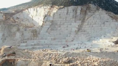 Burdur, Türkiye 'de mermer ocakların hava manzarası. Taş ocağı manzaralı. Yüksek rakımlı dağlarda mermer ocağı.