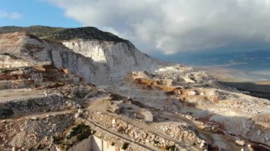 Burdur, Türkiye 'de mermer ocakların hava manzarası. Taş ocağı manzaralı. Yüksek rakımlı dağlarda mermer ocağı.