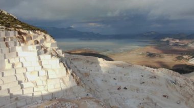 Burdur, Türkiye 'de mermer ocakların hava manzarası. Taş ocağı manzaralı. Yüksek rakımlı dağlarda mermer ocağı.