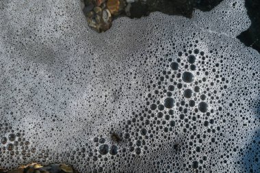 Deniz dalgasında beyaz köpük, yakın plan..