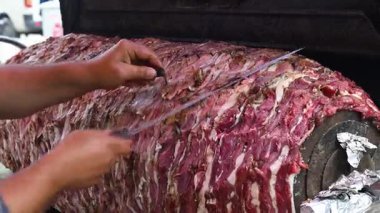 Cag kebap, Türk mutfağında çocuk ve kuzu etinden yapılan bir kebap türüdür. Bir adam, eti servis etmek için ateşte pişirdikten sonra keser..