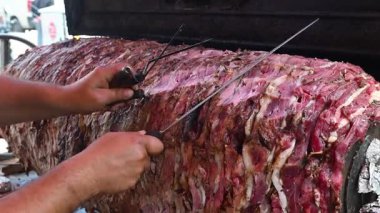 Cag kebap, Türk mutfağında çocuk ve kuzu etinden yapılan bir kebap türüdür. Bir adam, eti servis etmek için ateşte pişirdikten sonra keser..