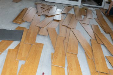 Ev tadilatı için zeminden eski kaplama döşemeler çıkarılmış..