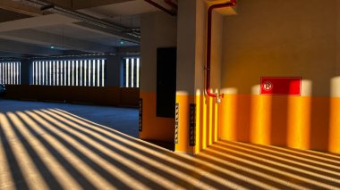 Çok katlı bir otoparkta güneş ışığı huzmeleri.