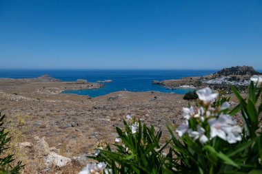 Yunanistan 'ın Rodos adasındaki Lindos Körfezi' nin turkuaz sularına bakan bembeyaz temizlenmiş evler.