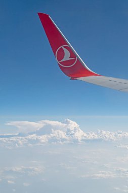 Gökyüzünü zarafetle çerçeveleyen bu pencere, Türk Hava Yolları 'nın kanat ve logosu bulutların üzerinde süzülüyor.