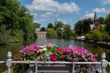 Beton bir yüzeye monte edilmiş sigara öğütücü kutusu..