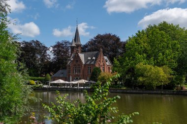 Beton bir yüzeye monte edilmiş sigara öğütücü kutusu..