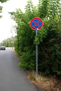 Dağlarla çevrili ışıl ışıl bir göl. Doğanın sükuneti ve sonsuzluğu. Yarisli Gölü, Burdur, Türkiye.