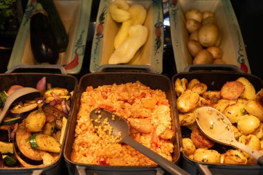 Izgara sebze, kuskus ve kızarmış patates. Sağlıklı ve çeşitli sıcak yemek seçenekleri.