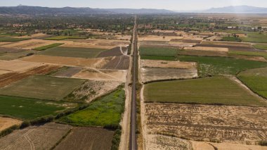 Parçalanmış tarımsal alanları ayıran demiryolunun havadan görünüşü.