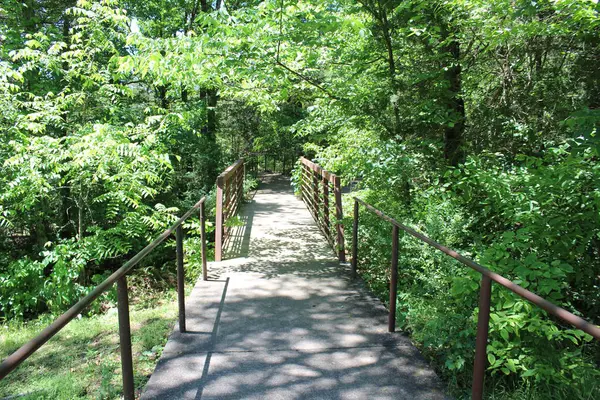 Oklahoma 'daki Natural Falls Eyalet Parkı' na giden köprü.