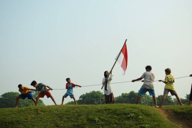 Bir grup çocuk halat çekme yarışı yapıyor. Bu gelenek genellikle 17 Ağustos 2023 'te Endonezya Bağımsızlık Günü anısına düzenlenen bir yarışma olarak gerçekleştirilir..