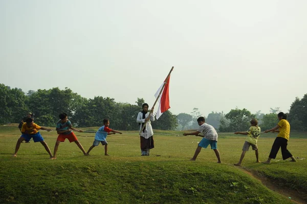 Bir grup çocuk halat çekme yarışı yapıyor. Bu gelenek genellikle 17 Ağustos 2023 'te Endonezya Bağımsızlık Günü anısına düzenlenen bir yarışma olarak gerçekleştirilir..