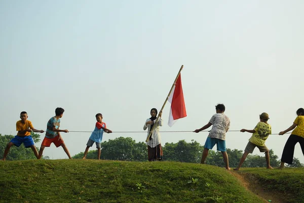 Bir grup çocuk halat çekme yarışı yapıyor. Bu gelenek genellikle 17 Ağustos 2023 'te Endonezya Bağımsızlık Günü anısına düzenlenen bir yarışma olarak gerçekleştirilir..