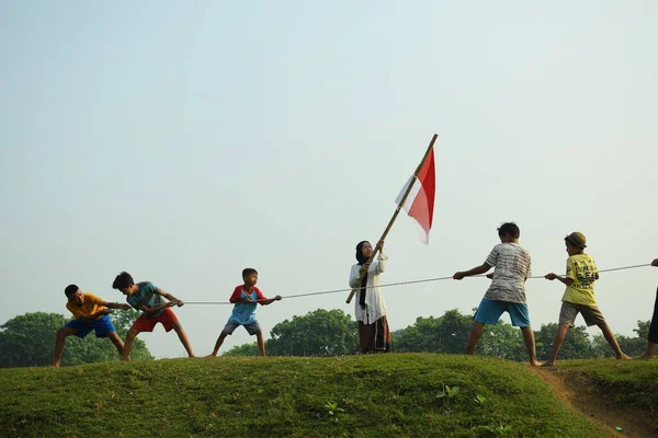 Bir grup çocuk halat çekme yarışı yapıyor. Bu gelenek genellikle 17 Ağustos 2023 'te Endonezya Bağımsızlık Günü anısına düzenlenen bir yarışma olarak gerçekleştirilir..
