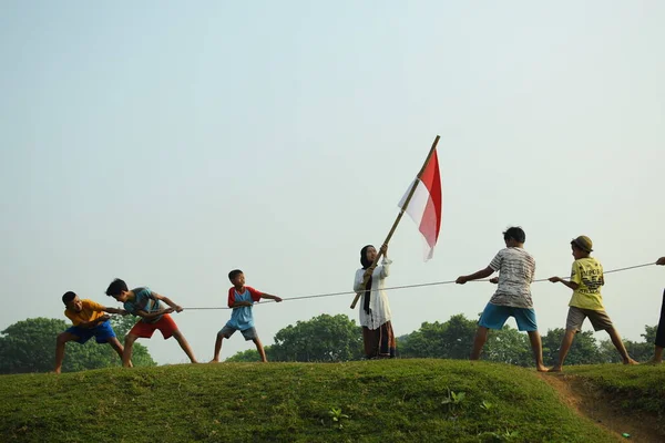 Bir grup çocuk halat çekme yarışı yapıyor. Bu gelenek genellikle 17 Ağustos 2023 'te Endonezya Bağımsızlık Günü anısına düzenlenen bir yarışma olarak gerçekleştirilir..