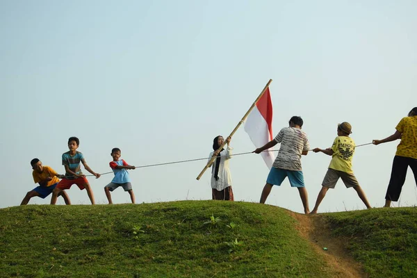 Groupe Enfants Qui Tirent Guerre Cette Tradition Est Souvent Réalisée — Photo