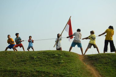 Bir grup çocuk halat çekme yarışı yapıyor. Bu gelenek genellikle 17 Ağustos 2023 'te Endonezya Bağımsızlık Günü anısına düzenlenen bir yarışma olarak gerçekleştirilir..