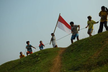 Bir grup çocuk halat çekme yarışı yapıyor. Bu gelenek genellikle 17 Ağustos 2023 'te Endonezya Bağımsızlık Günü anısına düzenlenen bir yarışma olarak gerçekleştirilir..