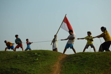 Bir grup çocuk halat çekme yarışı yapıyor. Bu gelenek genellikle 17 Ağustos 2023 'te Endonezya Bağımsızlık Günü anısına düzenlenen bir yarışma olarak gerçekleştirilir..