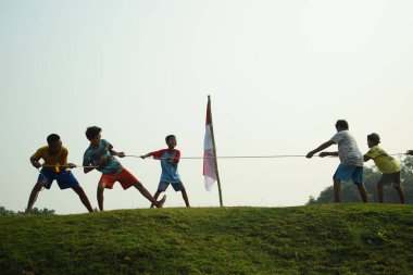 Bir grup çocuk halat çekme yarışı yapıyor. Bu gelenek genellikle 17 Ağustos 2023 'te Endonezya Bağımsızlık Günü anısına düzenlenen bir yarışma olarak gerçekleştirilir..