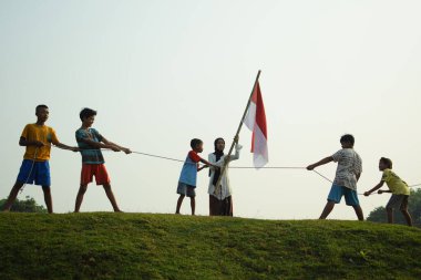 Bir grup çocuk halat çekme yarışı yapıyor. Bu gelenek genellikle 17 Ağustos 2023 'te Endonezya Bağımsızlık Günü anısına düzenlenen bir yarışma olarak gerçekleştirilir..
