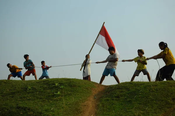 Bir grup çocuk halat çekme yarışı yapıyor. Bu gelenek genellikle 17 Ağustos 2023 'te Endonezya Bağımsızlık Günü anısına düzenlenen bir yarışma olarak gerçekleştirilir..