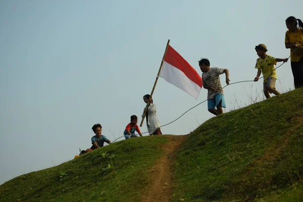 Bir grup çocuk halat çekme yarışı yapıyor. Bu gelenek genellikle 17 Ağustos 2023 'te Endonezya Bağımsızlık Günü anısına düzenlenen bir yarışma olarak gerçekleştirilir..