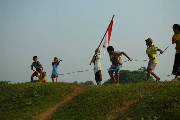 Groupe Enfants Qui Tirent Guerre Cette Tradition Est Souvent Réalisée — Photo