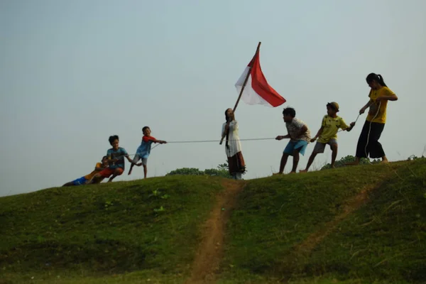 Bir grup çocuk halat çekme yarışı yapıyor. Bu gelenek genellikle 17 Ağustos 2023 'te Endonezya Bağımsızlık Günü anısına düzenlenen bir yarışma olarak gerçekleştirilir..