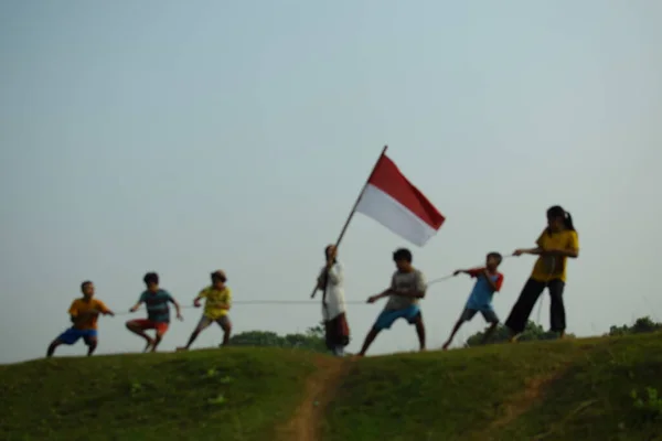 Bir grup çocuk halat çekme yarışı yapıyor. Bu gelenek genellikle 17 Ağustos 2023 'te Endonezya Bağımsızlık Günü anısına düzenlenen bir yarışma olarak gerçekleştirilir..