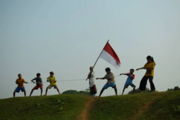 Bir grup çocuk halat çekme yarışı yapıyor. Bu gelenek genellikle 17 Ağustos 2023 'te Endonezya Bağımsızlık Günü anısına düzenlenen bir yarışma olarak gerçekleştirilir..