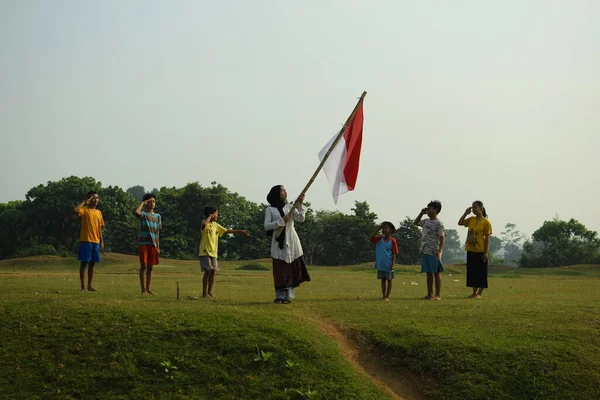 Endonezya 'nın 78. bağımsızlık günü olan 17 Ağustos 2023, 6 Ağustos 2023 tarihli Endonezya ulusal bayrağına saygı gösteren çocuklar.
