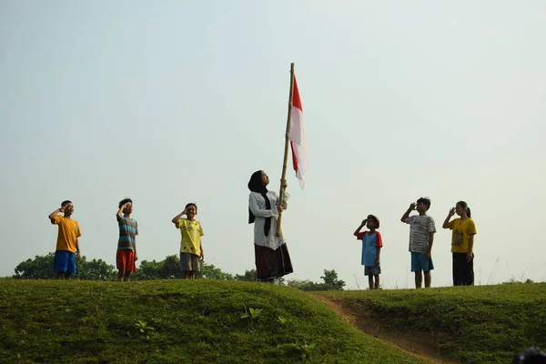 Дети Проявляющие Уважение Красно Белому Флагу Индонезийскому Национальному Флагу Ознаменование — стоковое фото