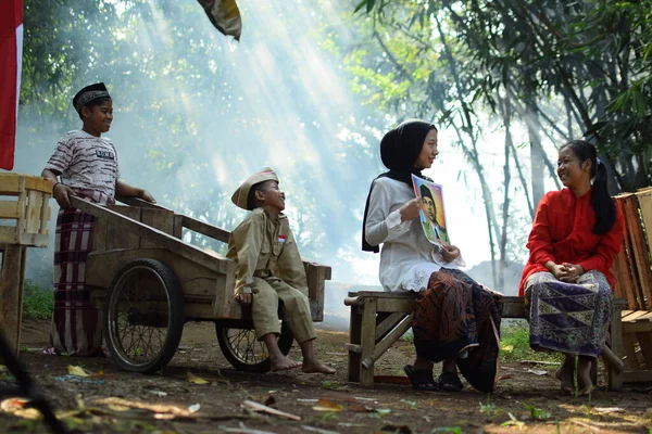 Sanki bir anne ve baba çocuklarına kahraman kıyafeti giyen bir kahraman hakkında bir hikaye anlatıyor. Bu fotoğraf 17 Ağustos 1945 'te Endonezya Bağımsızlık Günü anısına çekildi. Tangerang, 06 Ağustos 2023.