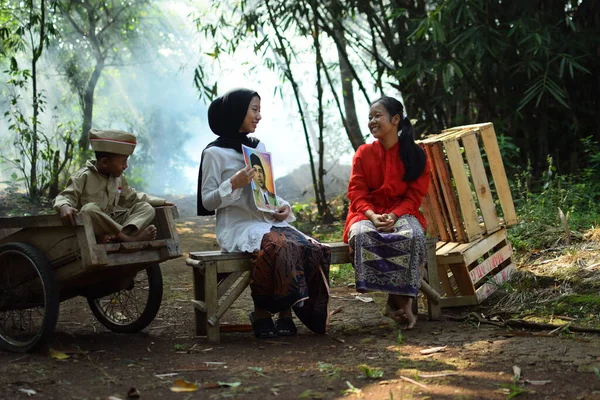 Sanki bir anne ve baba çocuklarına kahraman kıyafeti giyen bir kahraman hakkında bir hikaye anlatıyor. Bu fotoğraf 17 Ağustos 1945 'te Endonezya Bağımsızlık Günü anısına çekildi. Tangerang, 06 Ağustos 2023.
