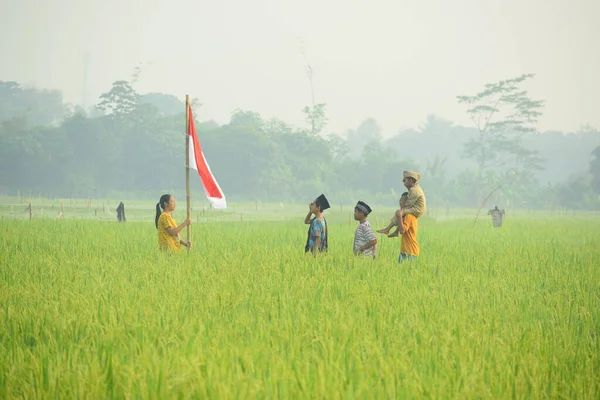Endonezya 'nın 78. bağımsızlık günü olan 17 Ağustos 2023, 6 Ağustos 2023 tarihli Endonezya ulusal bayrağına saygı gösteren çocuklar.