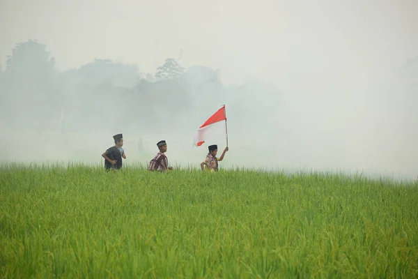 Enfants Montrant Respect Pour Drapeau Rouge Blanc Drapeau National Indonésien — Photo