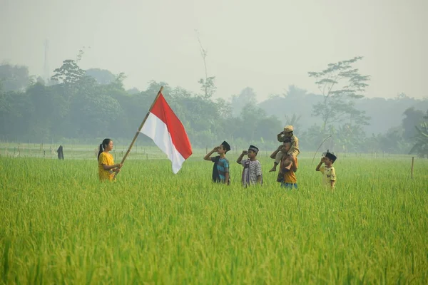 赤と白の旗 インドネシアの78番目の独立記念日を記念してインドネシアの国旗を示す子供たち 8月6日2023 — ストック写真