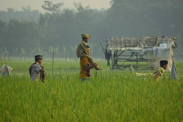 Endonezya 'nın 78. bağımsızlık günü olan 17 Ağustos 2023, 6 Ağustos 2023 tarihli Endonezya ulusal bayrağına saygı gösteren çocuklar.