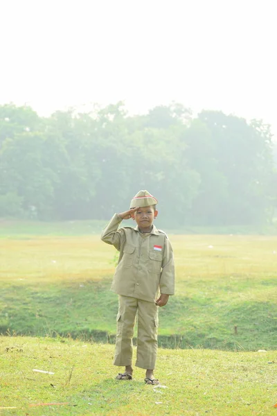 Bir köyden küçük bir çocuk Endonezya bağımsızlığı mücadelesinden bir kahraman gibi giyinmiş. Tangerang, 6 Ağustos 2023.