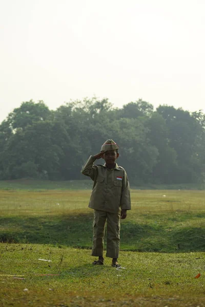 Bir köyden küçük bir çocuk Endonezya bağımsızlığı mücadelesinden bir kahraman gibi giyinmiş. Tangerang, 6 Ağustos 2023.
