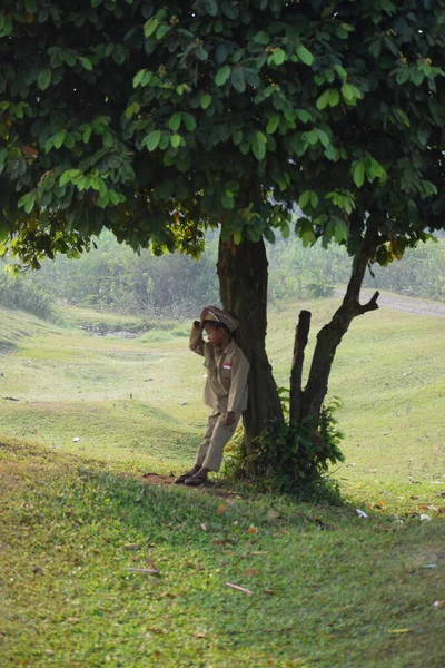 Bir köyden küçük bir çocuk Endonezya bağımsızlığı mücadelesinden bir kahraman gibi giyinmiş. Tangerang, 6 Ağustos 2023.