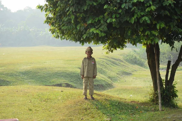 Bir köyden küçük bir çocuk Endonezya bağımsızlığı mücadelesinden bir kahraman gibi giyinmiş. Tangerang, 6 Ağustos 2023.