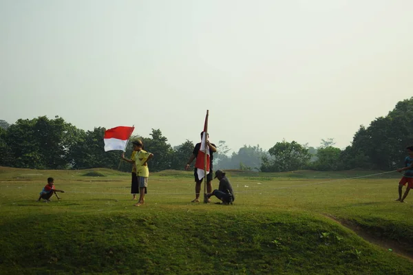 Bir grup çocuk halat çekme yarışı yapıyor. Bu gelenek genellikle 17 Ağustos 2023 'te Endonezya Bağımsızlık Günü anısına düzenlenen bir yarışma olarak gerçekleştirilir..