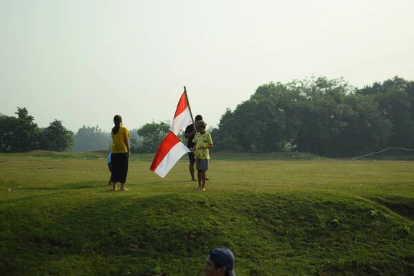 一群孩子在做拔河比赛 2023年8月6日 印度尼西亚独立纪念日的庆祝活动中 经常会出现这种传统 — 图库照片