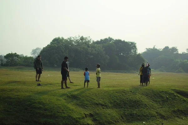 Bir grup çocuk halat çekme yarışı yapıyor. Bu gelenek genellikle 17 Ağustos 2023 'te Endonezya Bağımsızlık Günü anısına düzenlenen bir yarışma olarak gerçekleştirilir..