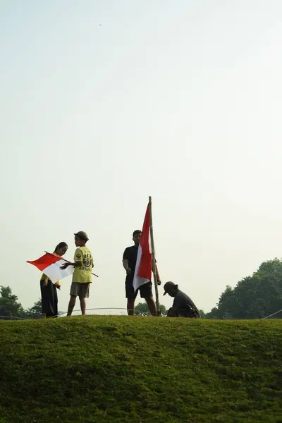 Bir grup çocuk halat çekme yarışı yapıyor. Bu gelenek genellikle 17 Ağustos 2023 'te Endonezya Bağımsızlık Günü anısına düzenlenen bir yarışma olarak gerçekleştirilir..